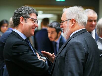 El ministro &Aacute;lvaro Nadal y el comisario Miguel Arias Ca&ntilde;ete ayer en la reuni&oacute;n del Consejo en Bruselas. 