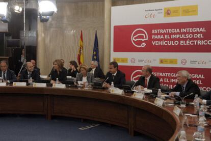 José Luis Rodríguez Zapatero, acompañado, entre otros, de la vicepresidenta económica, Elena Salgado, y de los ministros de Industria y Ciencia, Miguel Sebastián y Cristina Garmendia.