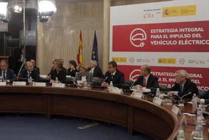 José Luis Rodríguez Zapatero, acompañado, entre otros, de la vicepresidenta económica, Elena Salgado, y de los ministros de Industria y Ciencia, Miguel Sebastián y Cristina Garmendia.