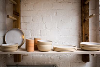 Skye Corewijn, con Lazy Eye Ceramics, crea piezas para los restaurantes de moda en Londres.