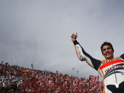 Marc Márquez celebra su primer título mundial de MotoGP en 2013, en el Circuit Ricardo Tormo de Valencia.