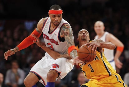 Kenyon Martin, de los Knicks, intenta quitarle el balón a George Hill, de los Pacers.