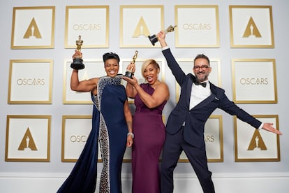 Mia Neal, Jamika Wilson, and Sergio Lopez-Rivera pose backstage with the Oscar for Makeup and Hairstyling in the press room during the 93rd Annual Academy Awards