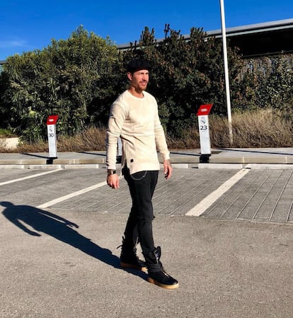 Para su regreso a los entrenamientos en la ciudad deportiva del Real Madrid tras el parón navideño, Ramos eligió un conjunto que constaba de unos pantalones vaqueros negros adornados con cadenas, una camiseta color crema y completó su 'look' con una boina calada y unas botas negras estilo militar abiertas en la parte delantera.