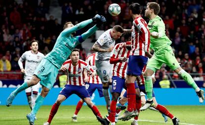 Oblak despeja el balón en un córner.