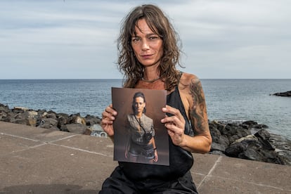 Former model Leticia Sardá in Tenerife, holding the photo taken in 2006 that went viral on the internet.