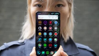 Una usuaria china muestra un Xiami MIx 2S.