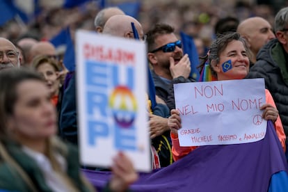 Varios manifestantes muestran carteles de protesta en Roma en defensa de la Unión Europea. Antonio Masiello