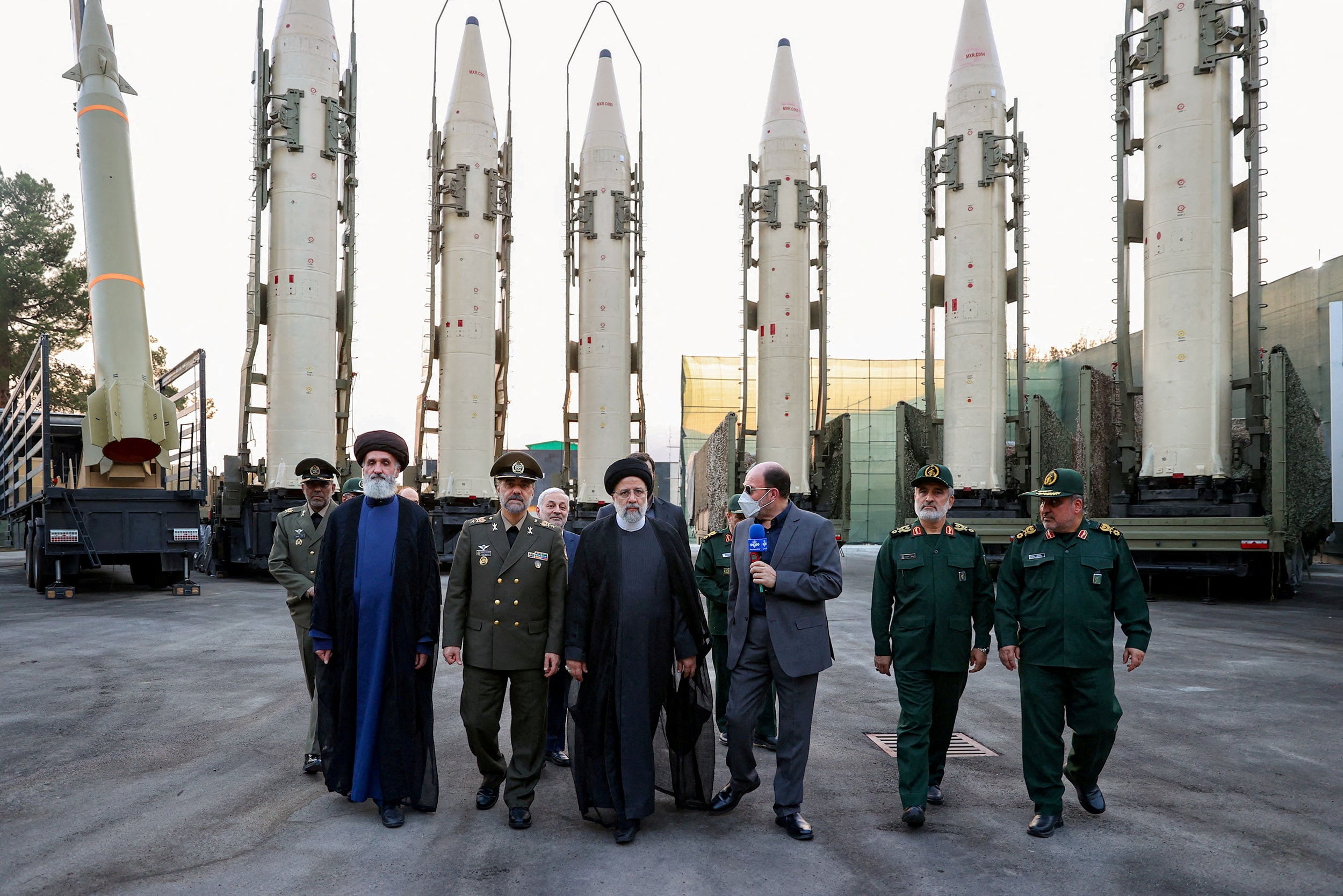 Ebrahim Raisí, presidente iraní, visita misiles balísticos durante un acto del ejército en Teherán, el 22 de agosto de 2023.