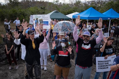 Asistentes participan en una vigilia frente a la entrada de Alligator Alcatraz, en Ochopee, Florida