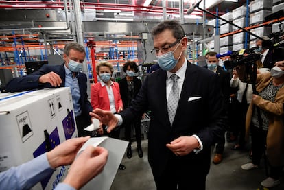 El consejero delegado de Pfizer, Albert Bourla, con la presidenta de la Comisión Europea, Ursula Von der Leyen (con chaqueta rosa), durante una visita a la fábrica de la empresa en Puurs (Bélgica) el 23 de abril.