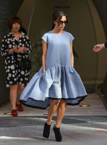A escasos días de la presentación de su última colección en esta semana de la moda neoyorquina hemos captado esta imagen de Victoria Beckham con un voluminoso vestido de su propia firma.