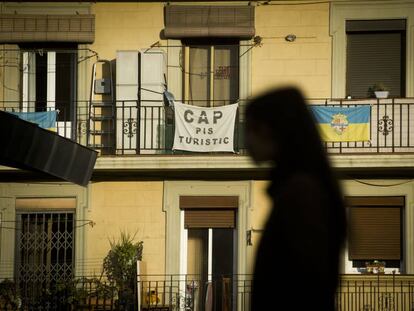 Carteles contra los apartamentos turísticos en la Barceloneta.