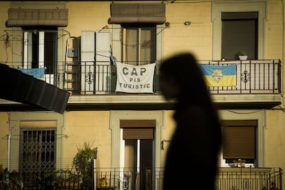 Carteles contra los apartamentos turísticos en la Barceloneta.