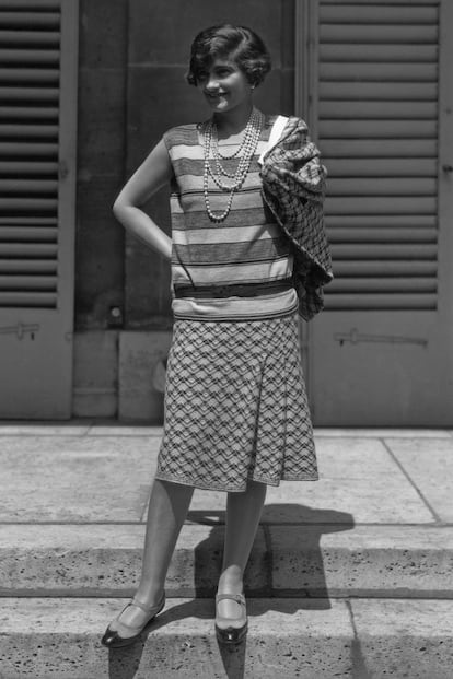 Coco Chanel. Entre las cosas que la diseñadora hizo por nosotras no podemos olvidar su apuesta por la ropa pensada para una mujer activa y su particular cruzada contra los atuentos que mermasen su libertad (tacones incluidos, claro). Chanel fue la responsable de inventar el tacón bajo en los años 50 y el ejemplo perfecto de que el calzado plano y la elegancia pueden ser sinónimos.