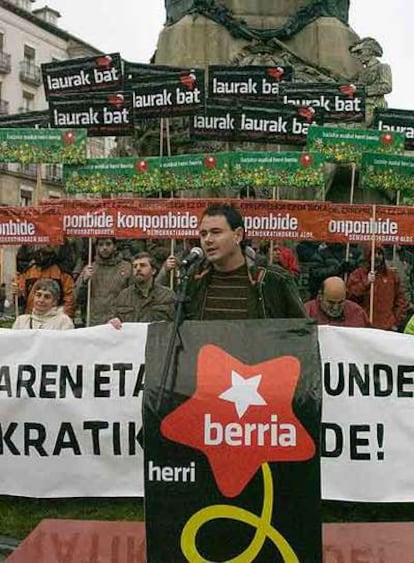 El portavoz de Batasuna en Álava, Asier Arraiz, durante la manifestación a favor de las listas <i>abertzales.</i>