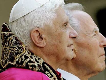 Benedicto XVI y el presidente de Italia, Carlo Azeglio Ciampi, ayer en el palacio del Quirinal.