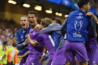 Ronaldo celebra el tercer gol del Real Madrid junto a sus compañeros.