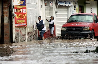 Los desplazamientos por Acapulco resultan complicados ya que la mitad de la ciudad continúa inundada.