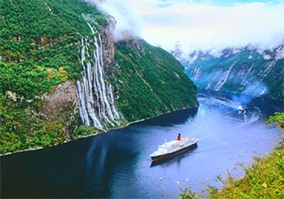 Un crucero, a su paso por las cataratas de las Siete Hermanas, en el fiordo noruego de Geiranger.