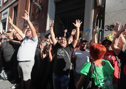 Los activistas en la puerta de la Ingobernable