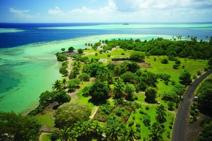 Situado en la isla de Raiatea, el sitio de Taputapuātea se halla en el centro del “Triángulo Polinesio”, la vasta extensión de pequeños archipiélagos del Océano Pacífico que ha sido la última parte del mundo poblada por sociedades humanas. El territorio del sitio comprende dos valles boscosos, una porción de la laguna y del arrecife coralino de la isla, y una zona de mar abierto. En medio de este paisaje típicamente polinesio se halla la “marae” Taputapuātea, un recinto formado por un patio pavimentado con una gran piedra erguida en su centro, que estaba destinado a la celebración de actos políticos, ceremonias religiosas y ritos funerarios. Muy extendidas por toda la Polinesia, las “marae” indicaban el punto de intersección entre el mundo de los vivos y el de los antepasados muertos. Taputapuātea constituye un testimonio excepcional de la civilización mā'ohi, cuya antigüedad se remota a unos mil años atrás.