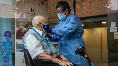 Rafael Perea, de 94 años y residente en el centro Ballesol de Badalona, recibe la primera dosis de la vacuna de Pfizer-BioNTech.