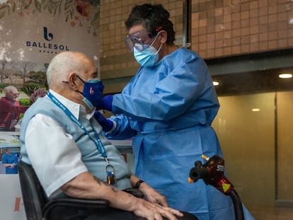 Rafael Perea, de 94 años y residente en el centro Ballesol de Badalona, recibe la primera dosis de la vacuna de Pfizer-BioNTech.