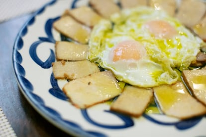 Lomo de orza con huevo frito en aceite de oliva virgen extra.