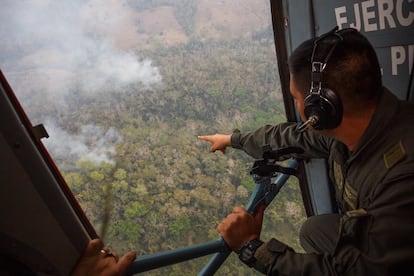 El Ministro Walter Astudillo realiza un sobrevuelo de reconocimiento  en un helicóptero del ejército, sobre las zonas afectadas de Huicungo, Perú, el 21 de septiembre de 2024.