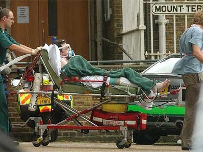 Un herido es conducido al hospital Royal Free, situado en las proximidades de la estación de metro de Aldgate, donde se produjo una de las explosiones.