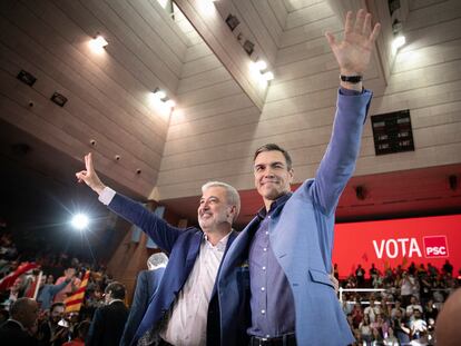 Acto de final de campaña electoral del PSC, el candidato por Barcelona, Jaume Collboni (izq,) y el presidente Pedro Sanchez (der.)