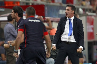 El técnico español Míchel celebra el gol del empate del Olympiacos al Paris Saint Germain.