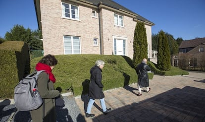 Algunos de los asistentes a la reuni&oacute;n junto a la casa de Puigdemont en Waterloo.