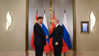 El presidente chino, Xi Jinping, y el ruso, Vladímir Putin, se saludan antes de su encuentro en el marco de la cumbre regional en Astaná (Kazajistán).