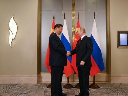 El presidente chino, Xi Jinping, y el ruso, Vladímir Putin, se saludan antes de su encuentro en el marco de la cumbre regional en Astaná (Kazajistán).