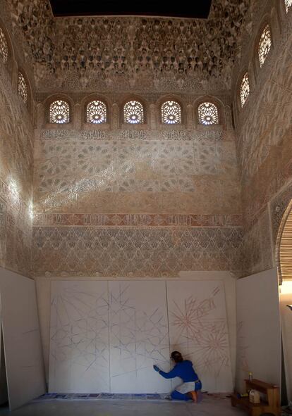 La artista francesa Bérengère de Crecy reproduce arabescos en el interior de la sede de la Fundación Francisco Ayala en el marco de la Bienal del Milenio de Arte, en Granada.