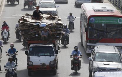 Vista de un vehículo de carga en Phnom Penh (Camboya).