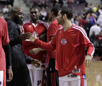 Calderón saluda a su excompañero de los Raptors Quincy.