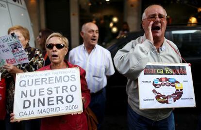 Afectados por las preferentes de CajaMadrid protestan ante la a Audiencia Nacional.