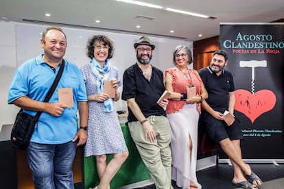 De izquierda a derecha, el organizador Adrián Pérez, la poeta Rita Turza, el organizador Antonio Alfaro, la poeta Teresa Ramos y el coordinador del festival Enrique Cabezón, retratados el 8 de agosto de 2024 en Logroño.
