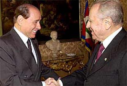 Silvio Berlusconi (izquierda) estrecha la mano del presidente de la República, Carlo Azeglio Ciampi.