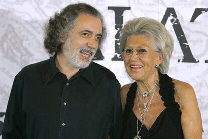El cineasta Fernado Trueba y la actriz Pilar Bardem han estado presentes en el estreno de la película de Agustín Díaz Yanes. Ambos sonríen a la entrada al Palacio de la Música de Madrid.