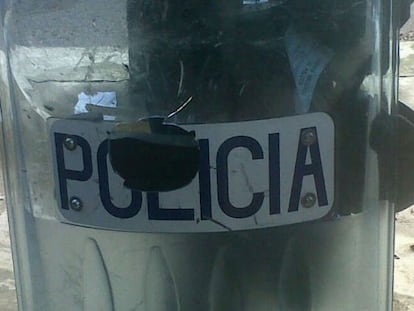 As&iacute; qued&oacute; un escudo de los antidisturbios tras las pr&aacute;cticas.