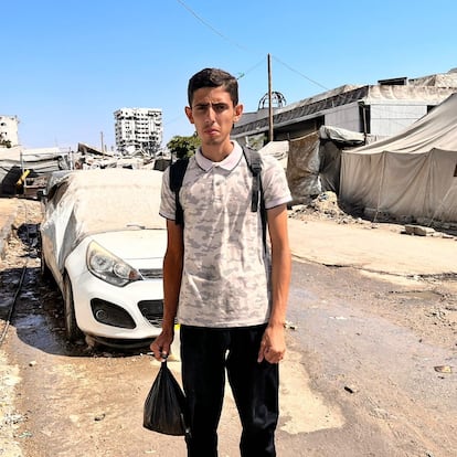 El gazatí, Ahmed Ajour, en el campo de refugiados de Nuseirat, el 2 de agosto de 2025, días después de regresar de uno de los puntos de distribución de comida en Rafah, en el sur.