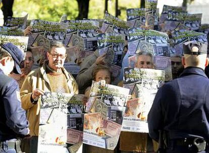 Protesta de loteros en Madrid por "la privatización del sector".