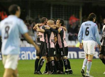 Los jugadores del Espanyol se abrazan tras uno de los goles.