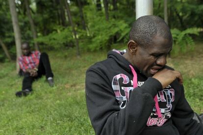 Refugiados de Camer&uacute;n descansan antes de continuar por la frontera entre Serbia y Hungr&iacute;a. 