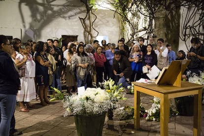 Familiares y amigos del pintor mexicano Francisco Toledo, se reunieron en la madrugada del 6 de septiembre, en el Instituto de Artes Gráficas, en la ciudad de Oaxaca. Decenas de personas recordaron al artista con veladoras y canciones.