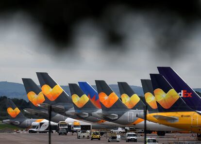 Aviones de la compañía Thomas Cook estacionados en el aeropuerto de Manchester (Inglaterra), este lunes.
